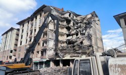 Malatya'da ağır hasarlı binaların yıkımı sürüyor