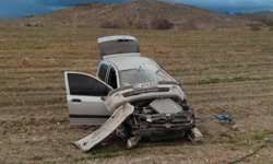 Malatya'da devrilen otomobildeki anne ve iki çocuğu yaralandı