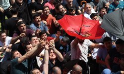 Manisa'da 10 ton mesir macunu halka saçıldı