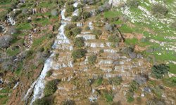 Mardin'de 'Emrud travertenleri' olarak bilinen su kaynağının oluşturduğu çağlayanlar ve şelaleler dronla görüntülendi