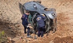 Mardin'de şarampole devrilen hafif ticari araçtaki 3 kişi yaralandı