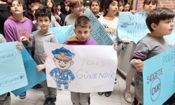 Marmaris'te ilkokul öğrencilerinden polislere 'ihbarlı' sürpriz