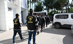 Mersin'de iş vaadiyle dolandırıcılık yaptıkları gerekçesiyle yakalanan 7 zanlı tutuklandı