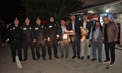 Mersin'de kavga anonsuna gelen polislere sürpriz kutlama yapıldı