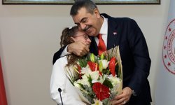 Milli Eğitim Bakanı Tekin, koltuğunu 5. sınıf öğrencisi Defne Bayraktaroğlu'na devretti
