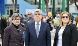 Muğla'da minik öğrenciler yazdıkları kitapları imzaladı