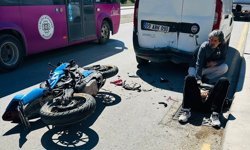 Muğla'da park halindeki hafif ticari araca çarpan motosikletli yaralandı