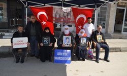 Muş'ta evlatlarına kavuşmak isteyen aileler, DEM Parti önündeki eylemlerini sürdürdü