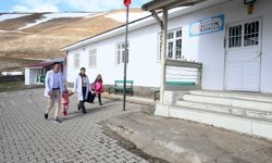 Öğretmen çift, öğrencileri için dağ köyündeki okulun çehresini değiştirdi