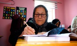 Okuma yazma hayalini 88 yaşında gerçeğe dönüştürdü