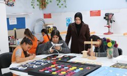 Ortaokul öğrencilerinin atık malzemelerden yaptığı ürünler köy okullarına kazandırılıyor