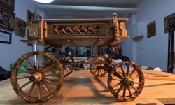 Osmanlı döneminin yaylı at arabası talikanın minyatürü, naht ve tezhip motifleriyle süslendi