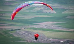 Paraşütçü komiserden Polis Haftası'na özel uçuş