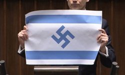Polonyalı milletvekili Berkowicz, parlamentoda Nazi sembollü İsrail bayrağı açtı