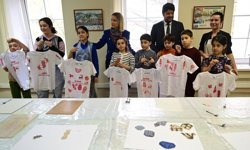 Rusya'da 23 Nisan Çocuk Bayramı haftasında çocuklara ebru sanatı ve linol baskı öğretildi