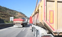 Sakarya'da kamyonetin tıra çarptığı kaza kara yolunda ulaşımı aksattı