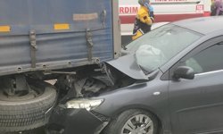 Samsun'da park halindeki tıra çarpan otomobildeki 5 kişi yaralandı