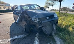 Samsun'da refüje çarpan otomobildeki 2 kişi yaralandı