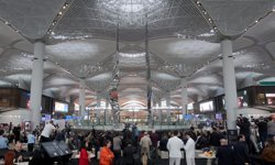 Sanatçı Hayri Karay'ın yaklaşık 38 metre yüksekliğindeki heykeli, İstanbul Havalimanı'nda sergileniyor