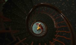 Sandıkta unutulan perde ve halıları kıyafetlere dönüştürüyor