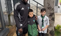 Serdar Dursun'dan golünü tuşlu cep telefonuyla kaydeden minik taraftara anlamlı hediye