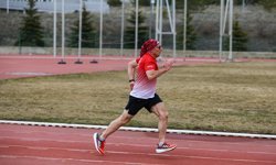 Sigarayı bırakıp spora başlayan polis, atletizmde başarıdan başarıya koşuyor