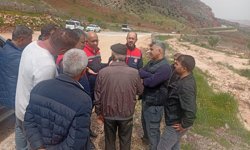 Siirt'te sağanak nedeniyle oluşan hasarın tespiti ve kapanan yolların açılması için çalışma yapıldı