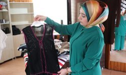 Siirt'te üretim fazlası kumaşlar kadın kursiyerlerin elinde kıyafete dönüşüyor