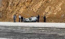 Sivas'ta devrilen otomobildeki 3 kişi yaralandı