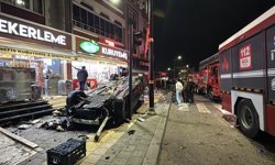 Sivas'ta devrilen otomobilin çarptığı 2 iş yerinde hasar oluştu