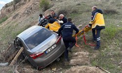 Sivas'ta şarampole devrilen otomobildeki 3 kişi yaralandı