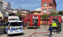 Sultanbeyli'de iki binanın çatısında hasar oluşturan yangın söndürüldü