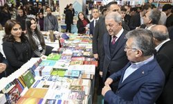 TBMM Milli Savunma Komisyonu Başkanı Akar, Ankara Kitap Fuarı'nda okurlarla buluştu: