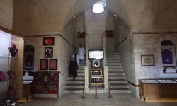 Tescilli Mardin taşına tarihi yapılardaki motifler işleniyor