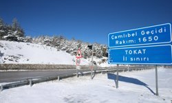 Tokat-Sivas kara yolunda kar kalınlığı 20 santimetreye ulaştı