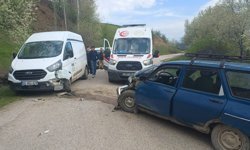 Tokat'ta minibüs ile otomobilin çarpıştığı kazada 4 kişi yaralandı