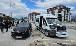 Tokat'ta okul servisi ile otomobilin çarpıştığı kazada 10 öğrenci hafif yaralandı