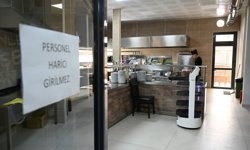 Trakya Üniversitesi Meriç Sosyal Tesislerinde robot garson hizmete başladı