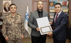 Tunceli'de boğulma tehlikesi geçiren kız çocuğunu kurtaran polisler ödüllendirildi