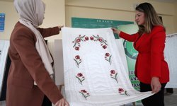 Türk İslam motiflerini işledikleri seccadelerin gelirini Gazze'ye gönderecekler