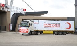Türk Kızılayın insani yardım malzemelerini taşıyan 4 tırı İran'a geçti