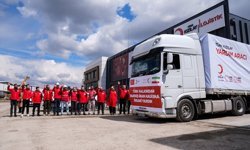 Türk Kızılayın İran için hazırladığı insani yardım malzemelerini taşıyan 4 tır yola çıktı