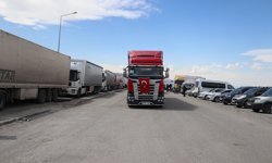Türkiye'den İran'a tıbbi malzeme taşıyan 6 tır Ağrı'dan sınırı geçti