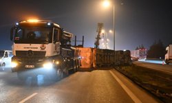 Tuzla'da bariyerlere çarpan tır devrildi