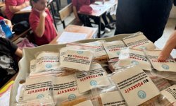 Ülkü Ocakları İzmir İl Başkanlığı tadilat yaptıkları okullarda çocuklara 'püskevit' ikram etti