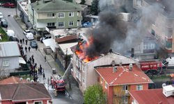 Ümraniye'de bir binanın çatısında çıkan yangın söndürüldü