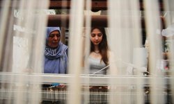 Üniversite öğrencileri kültürel mirasa dikkati çekmek için asırlık tezgahlarda ipek dokudu