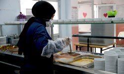 Üniversiteliler 'Komşum Projesi' ile ailelere sıcak yemek ulaştırıyor