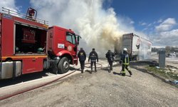 Van'da seyir halindeki tırın dorsesinde çıkan yangın söndürüldü