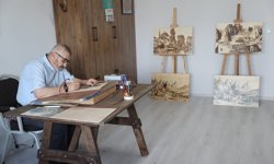 Yakma resim sanatını huzurevinde kendisine tahsis edilen atölyede sürdürüyor